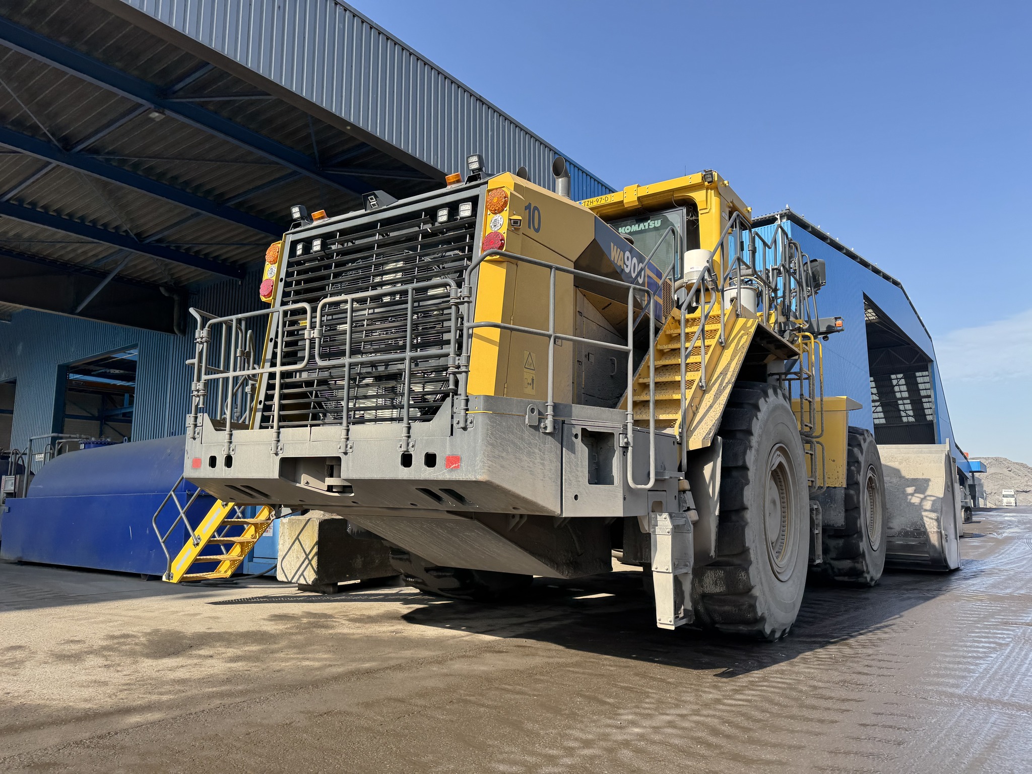 Van - #gewoonmooi deze indrukwekkende Komatsu Europe WA900-8 bij onze ...