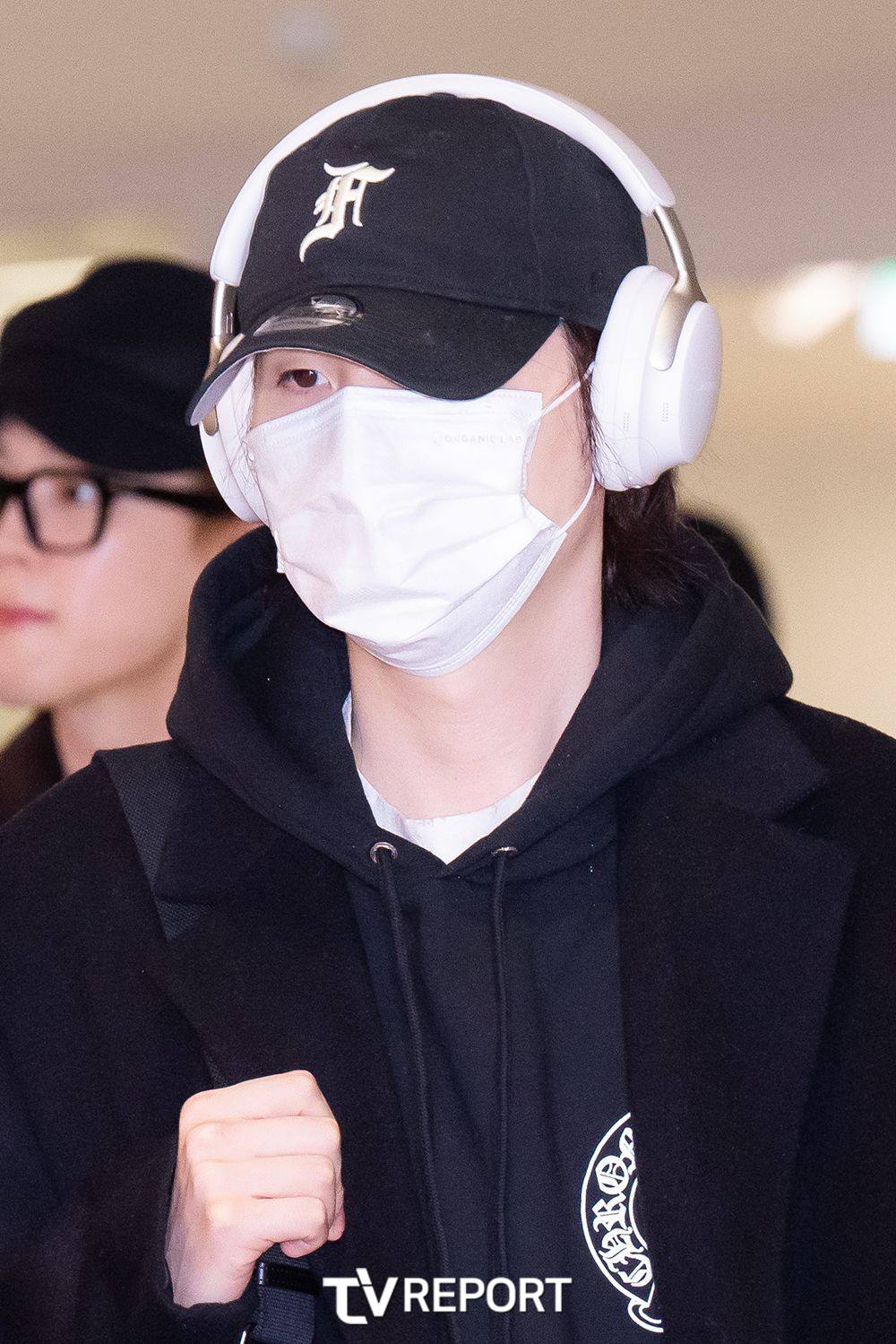 Yoongi mengenakan Hoodie Chrome Hearts Hitam seharga $210 (Harga
