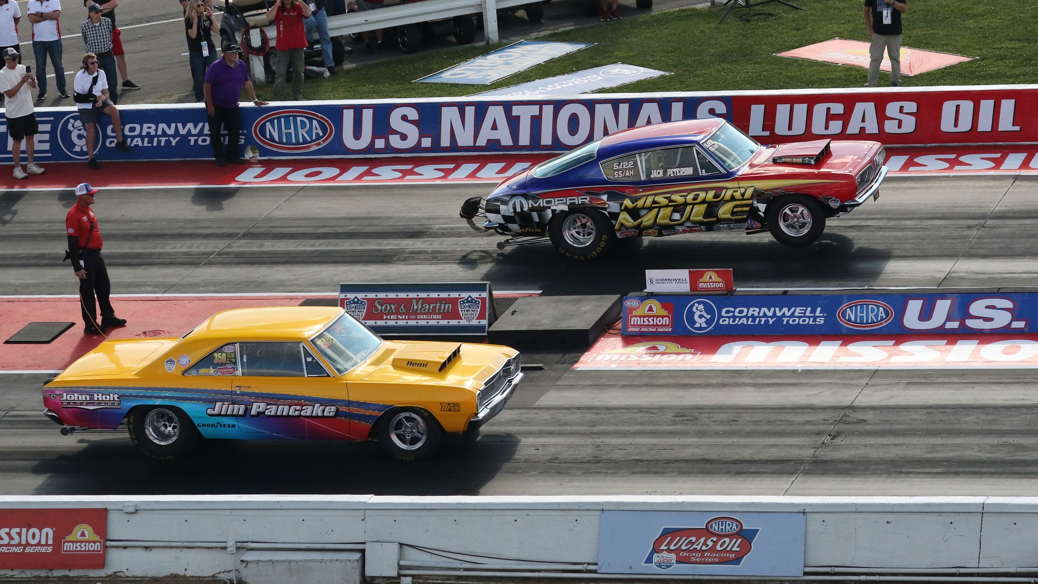 Hemi - Jim Pancake in the near lane. Jack Peterson in the far lane ...
