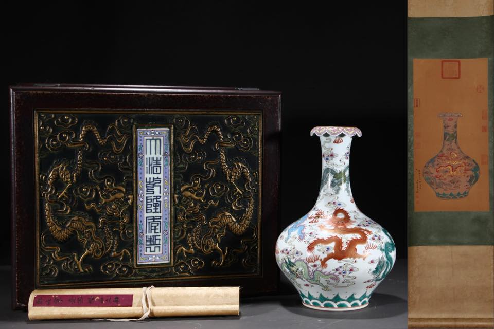 乾隆年制粉彩五彩龙纹描金赏瓶高：33.7厘米腹径：23厘米精品绢画高：62