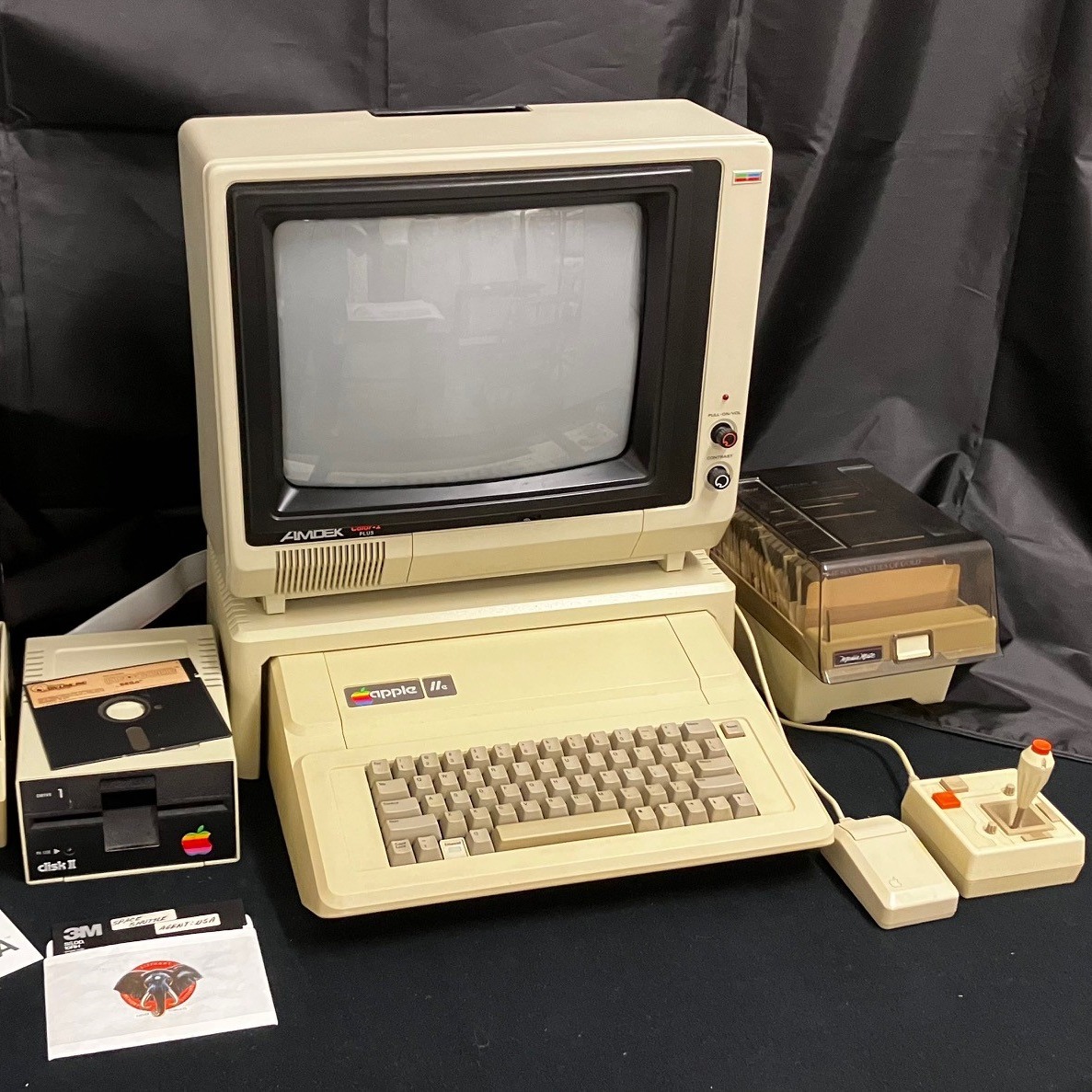 アップル モニター A recent donation to the Museum's permanent collection, this ca