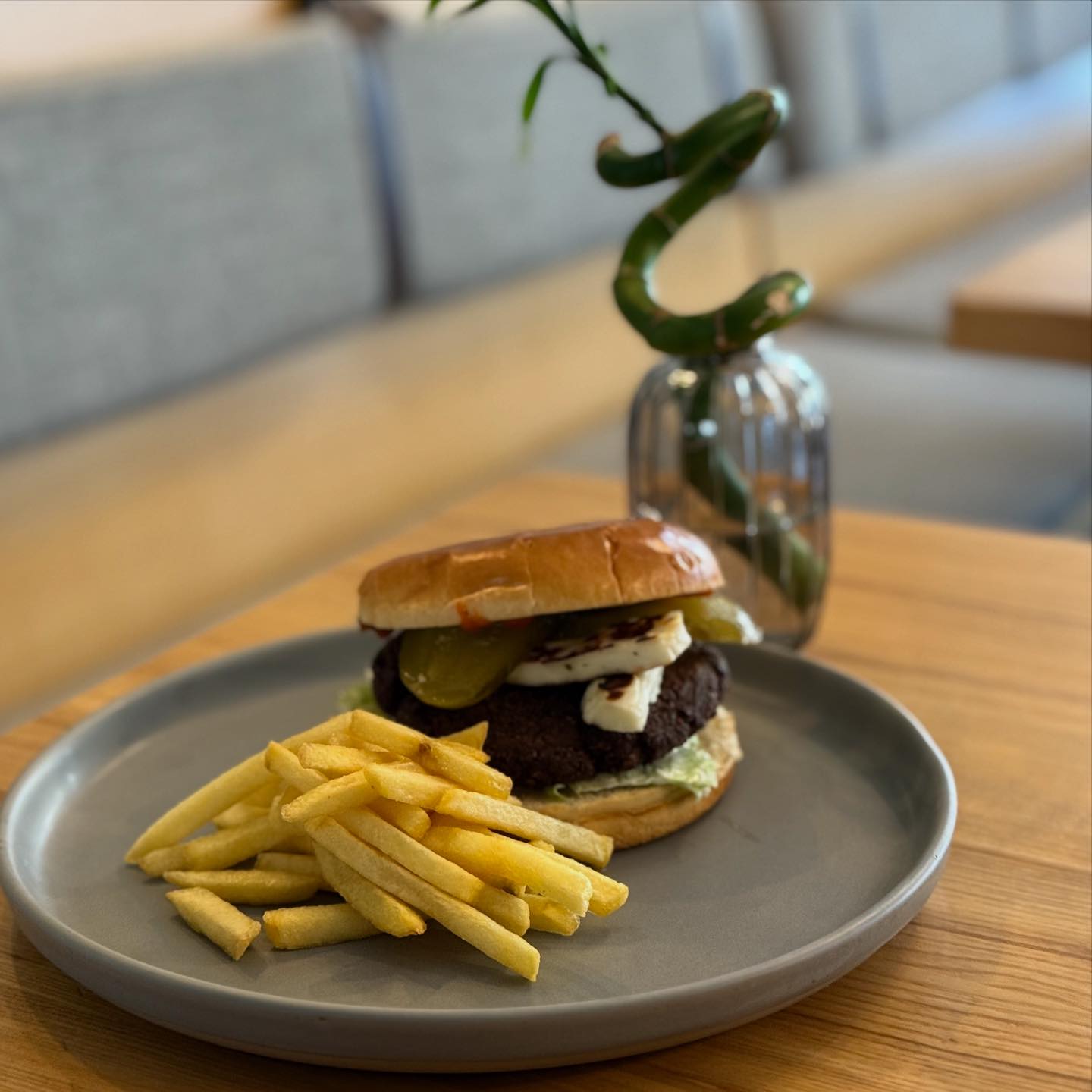 Terra - Astăzi în meniul zilei avem un delicios veggie burger care te ...