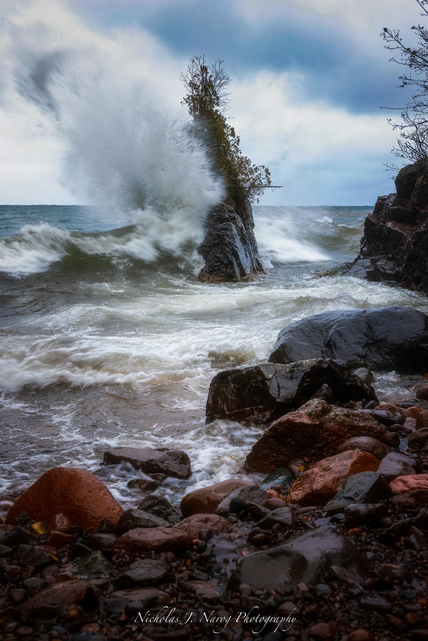 Nicholas - Waves crashing into the Sea Stack at Tettegouche! Kind of ...