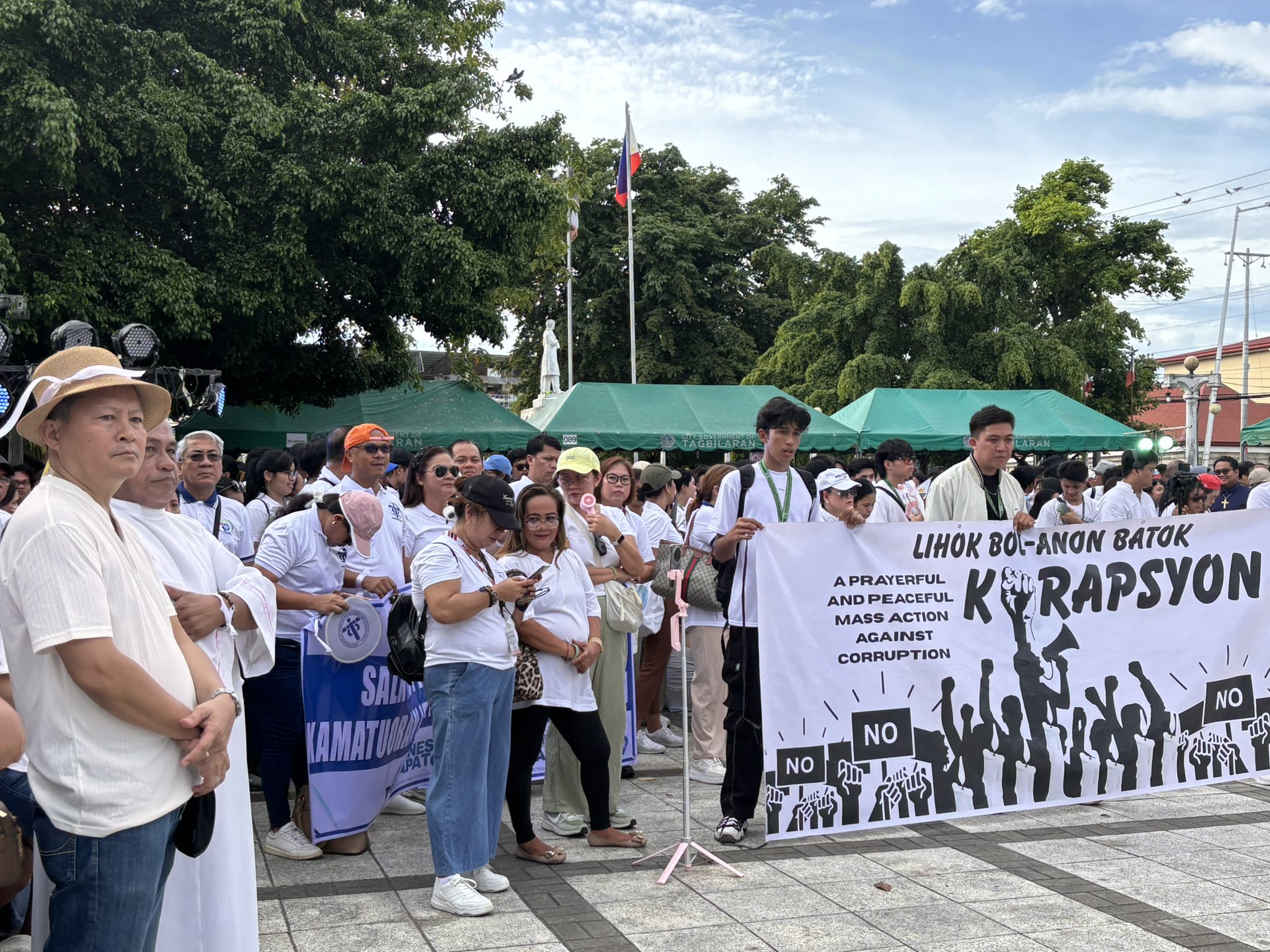 INQUIRER.net - LOOK: Around 3,000 protesters gathered at Rizal Park in ...