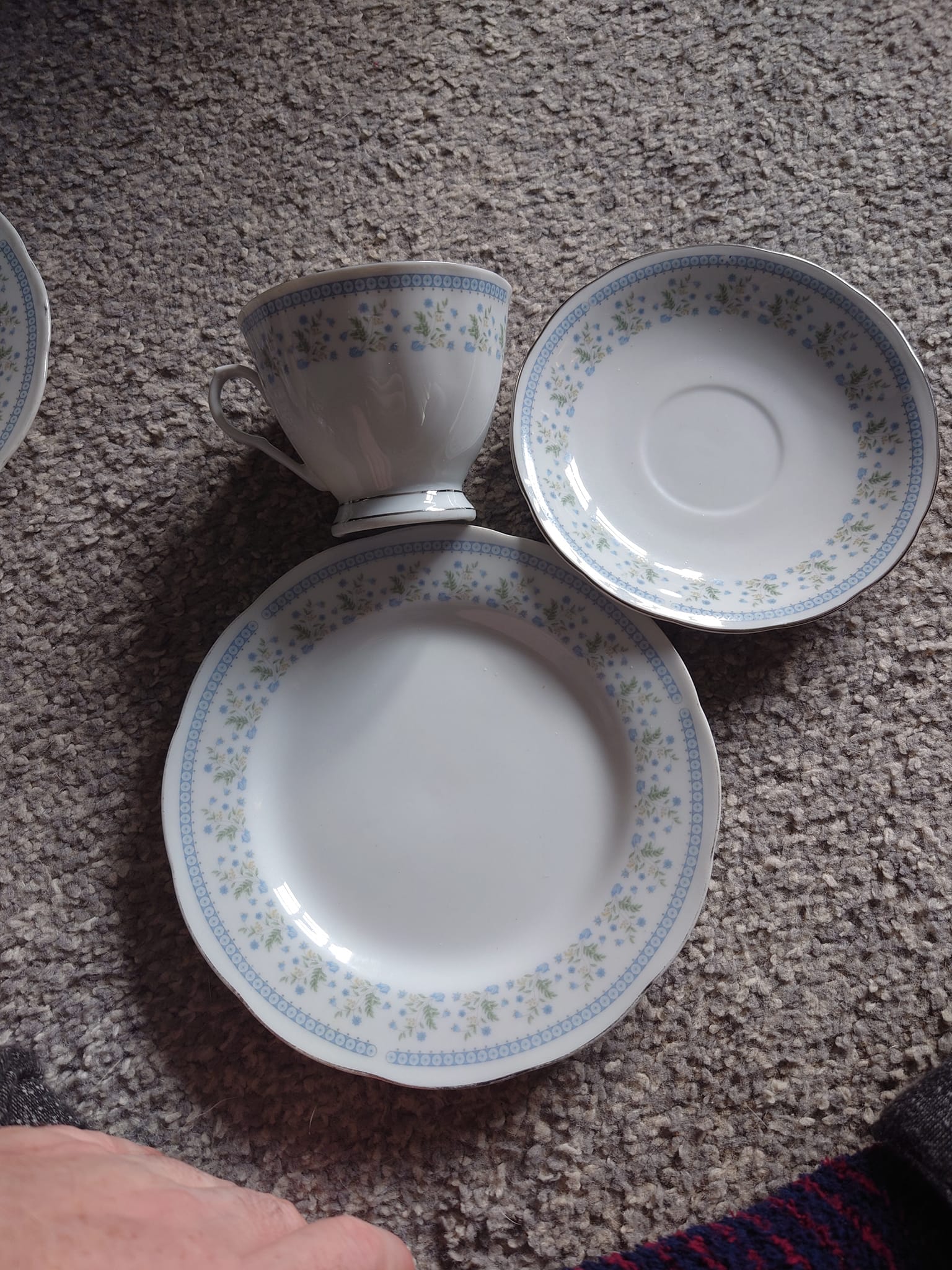 Hi, I have another part set of china, 6x cups 6x saucers 2x side  display picture 1