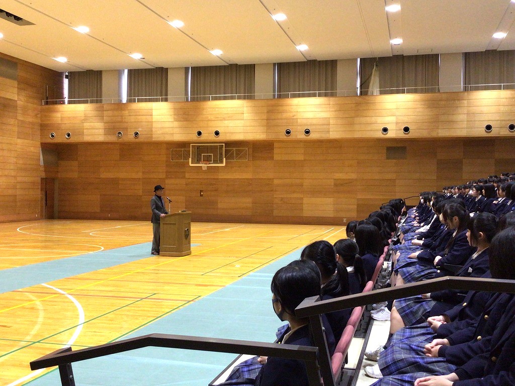 麹町学園女子中学校高等学校 - 9月14日(火)に、中学1年生は2学期最初の華道の授業でした。 本校では、女性としての所作や豊かな教養を身に ...