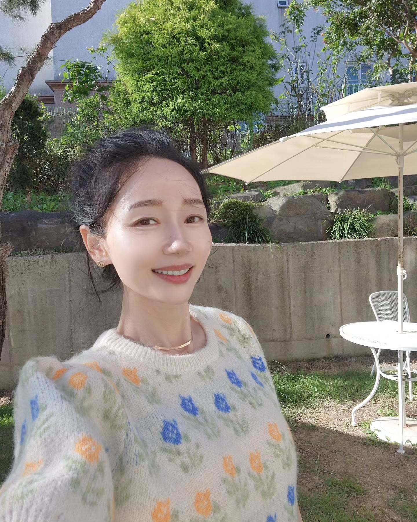 지은 - 지은 updated her profile picture.