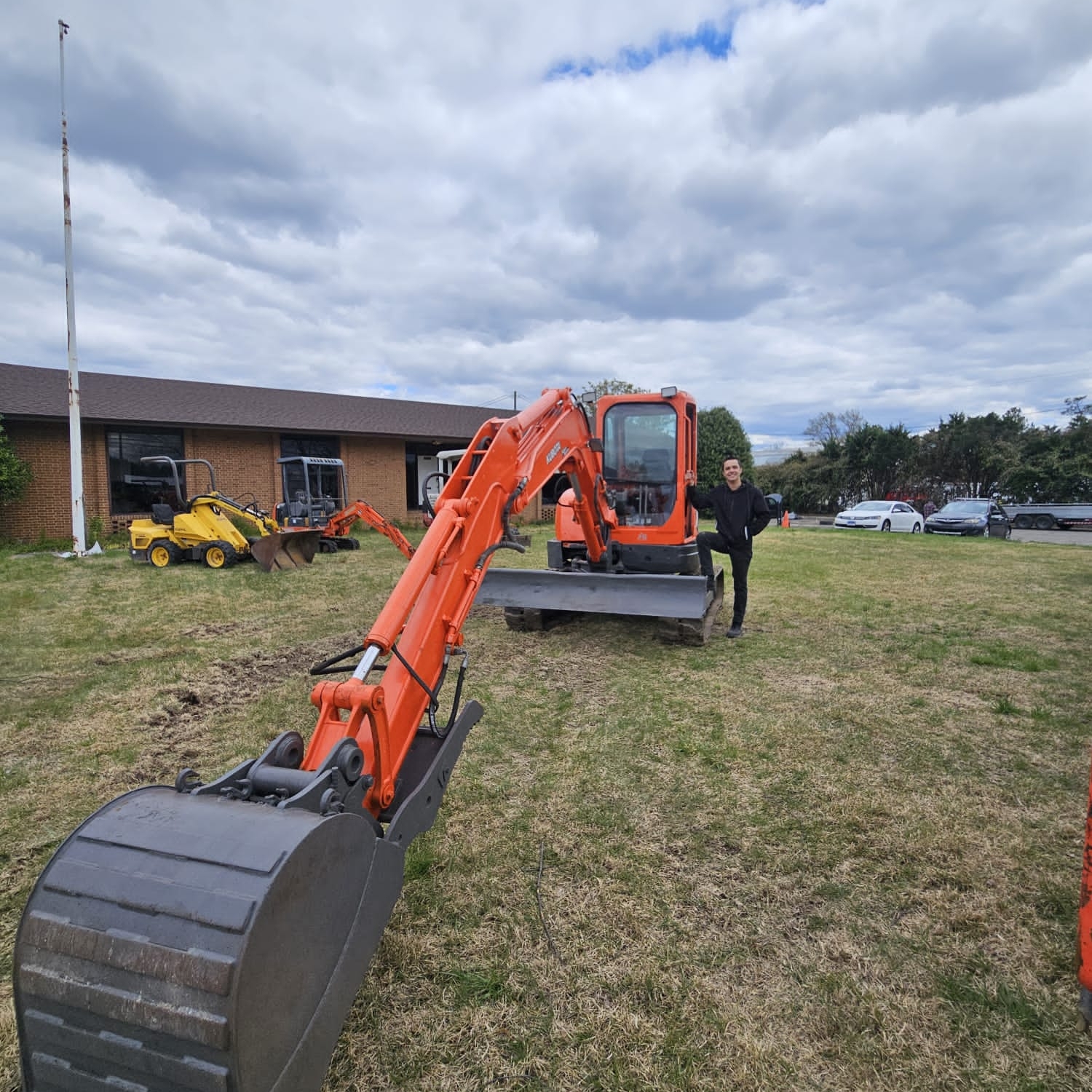 Taking the Kubota R520 for a quick spin😎 Like it? Wanna buy it? Send a ...
