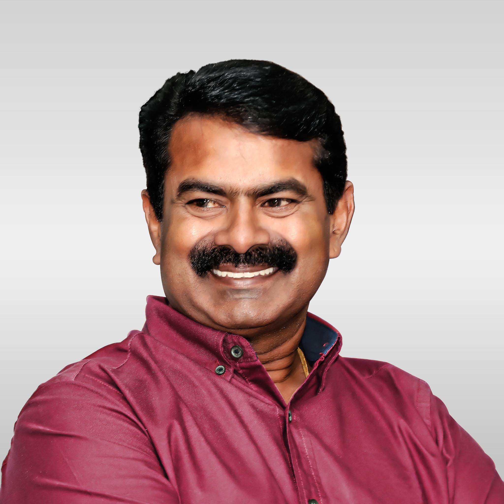 சீமான் முன்னாள் பம்மிக்கொண்டே வந்த ராஜேஸ்வரி பிரியா மற்றும் மீசை ...