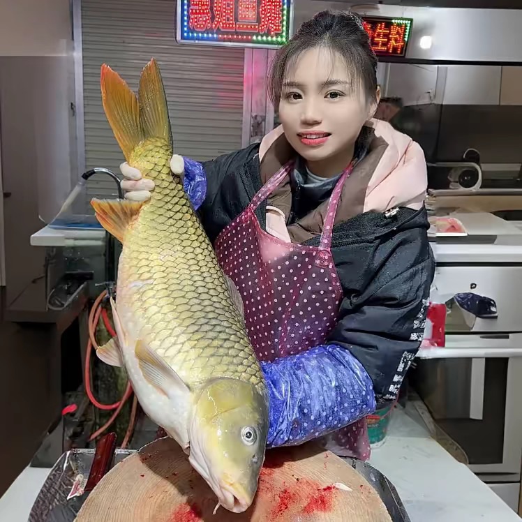 全网最震撼杀鱼手法，挑战30斤大鱼起鱼鳞绝活 #起鱼鳞技术 #杀鱼技术 #vlog #food #eat #fyp | 无影手惠姐 ...