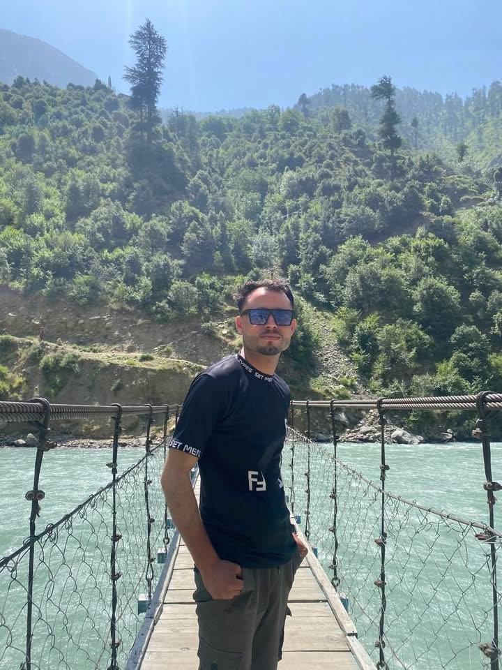 “ابو جان کے ساتھ ہر لمحہ خاص ہے۔ یہ ویڈیو ان لمحات کی یاد دلاتی ہے جو ...