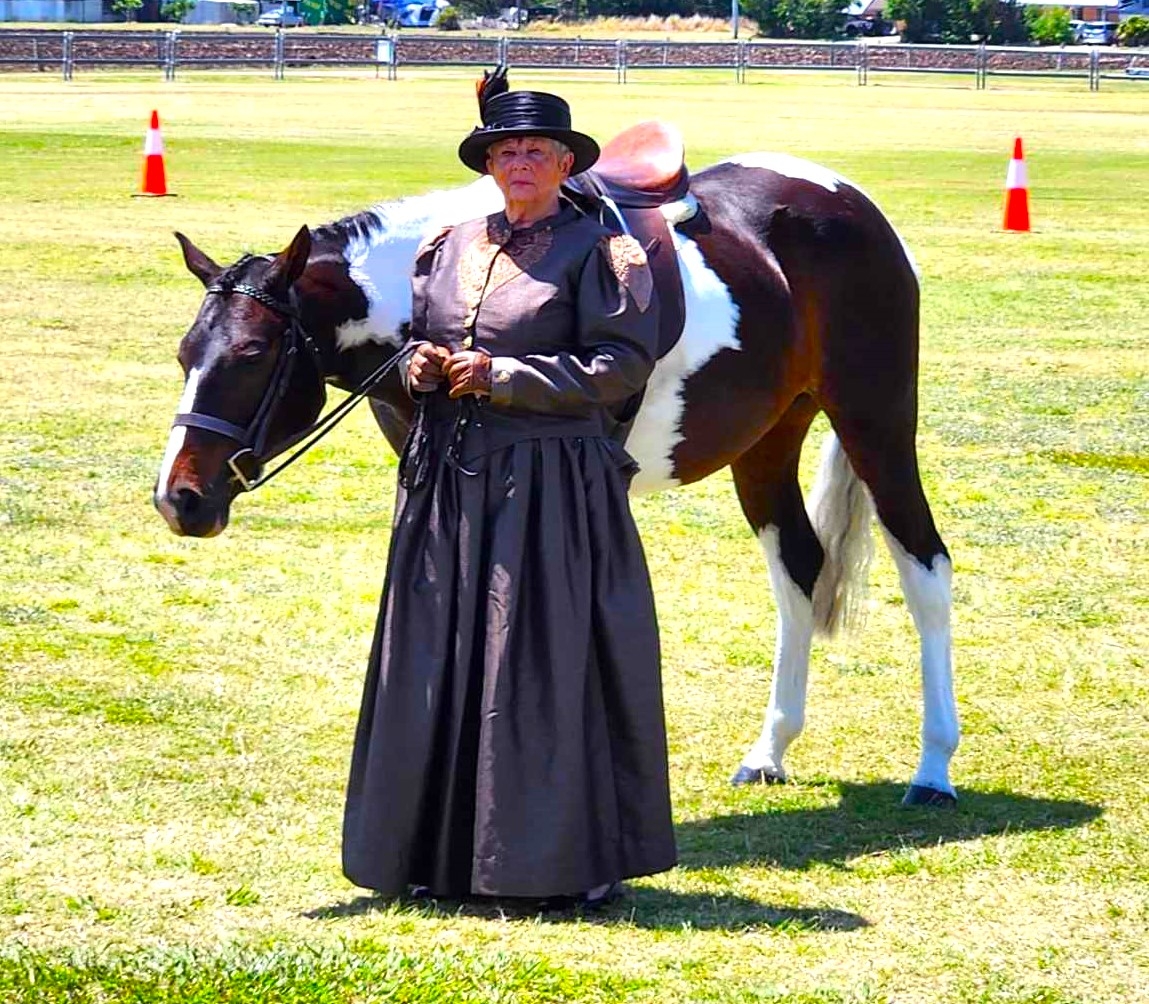 Concours - 3 examples in the one line-up Led, aside (side saddle) and ...