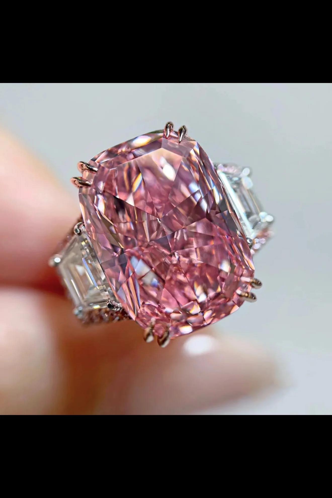 Large size fancy pink diamond 4.6ct, cushion brilliant cut, VS 