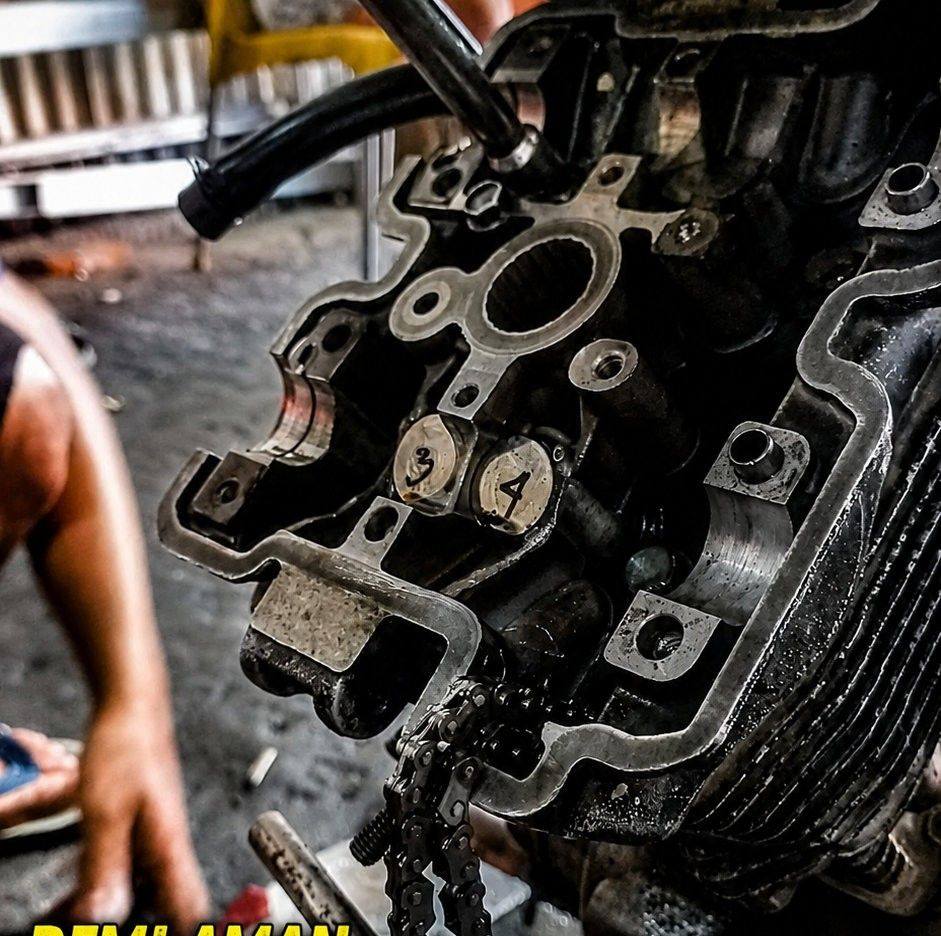 Chewed-up splines, no new crankshaft. Watch the village mechanic ...