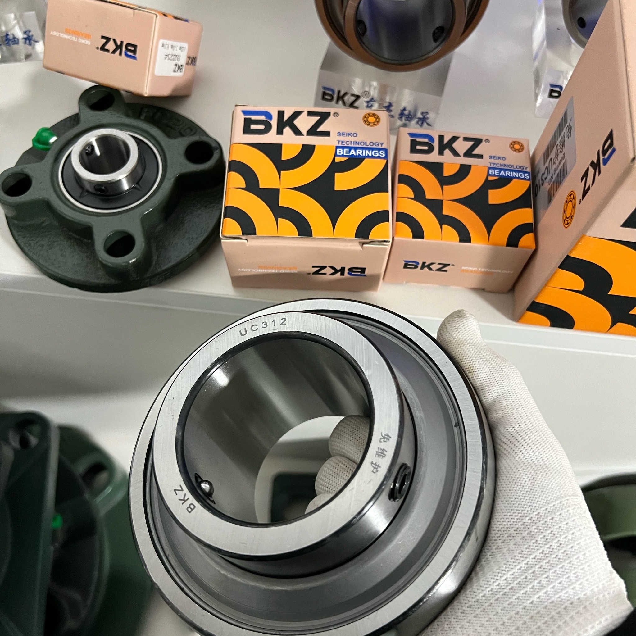 Source Factory Hello everyone we are from China, a 20-year-old bearing ...