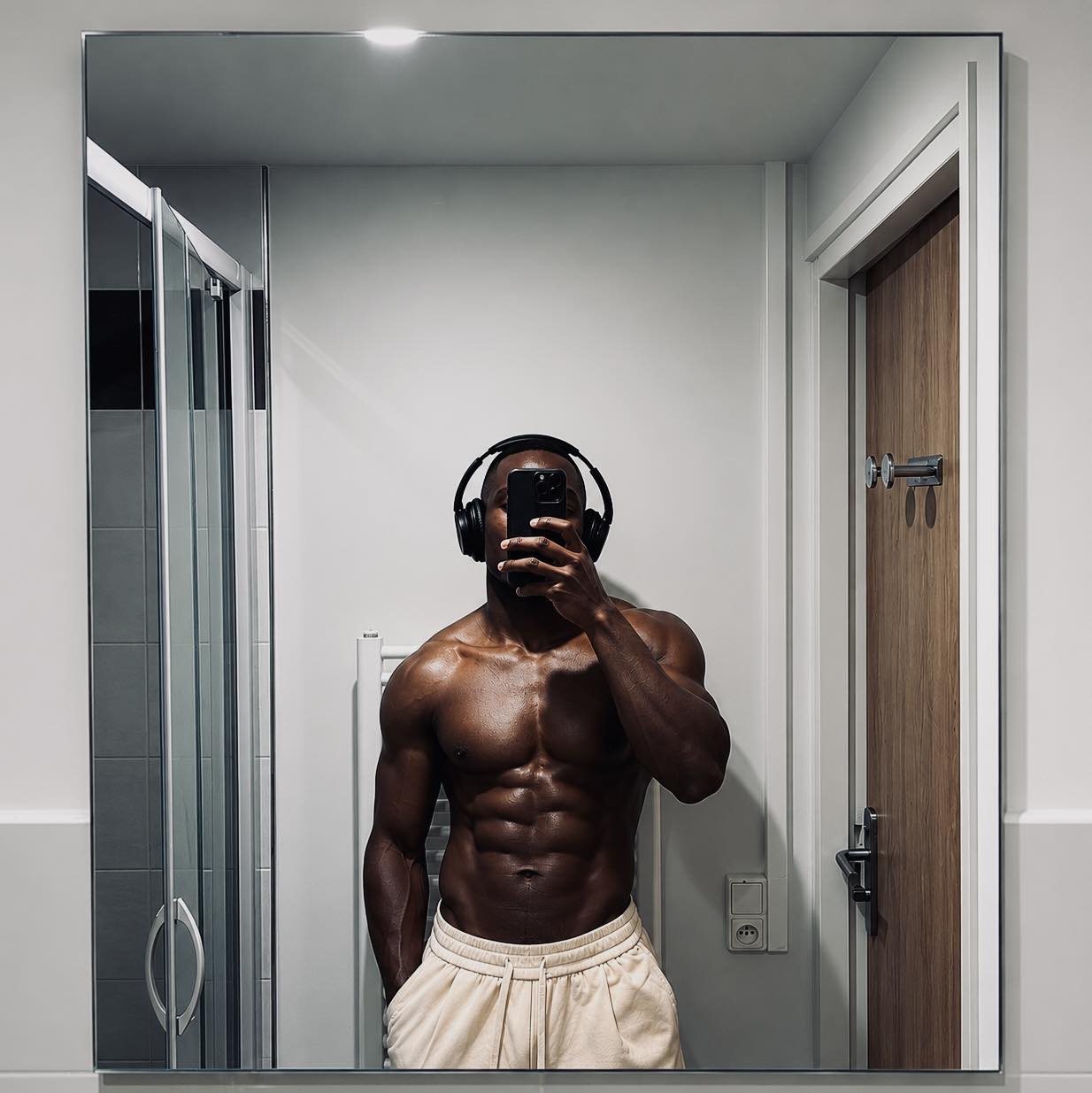 💪 10 FOODS TO EAT TO BUILD MUSCLE 1. 🥚 Eggs 2. 🍗 Chicken breast 3. 🥩 ...