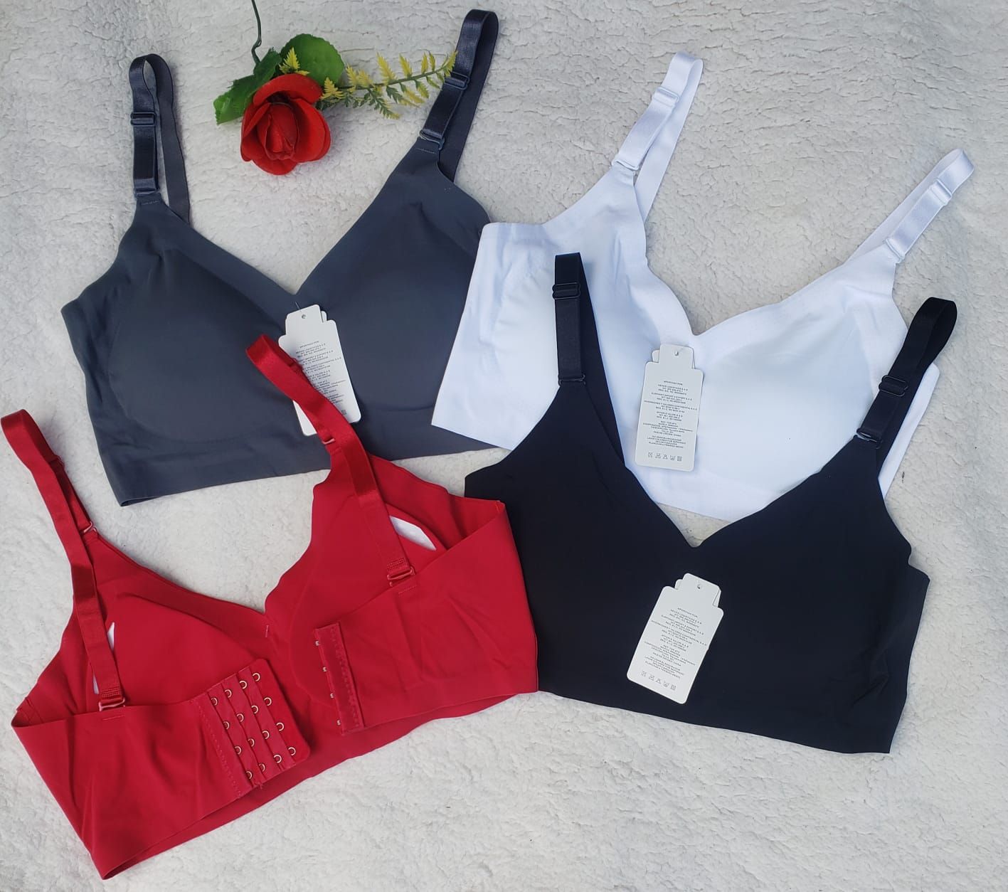 Lenceria por catalogo - Conjunto de puntilla. Corpiño triangulo con ...