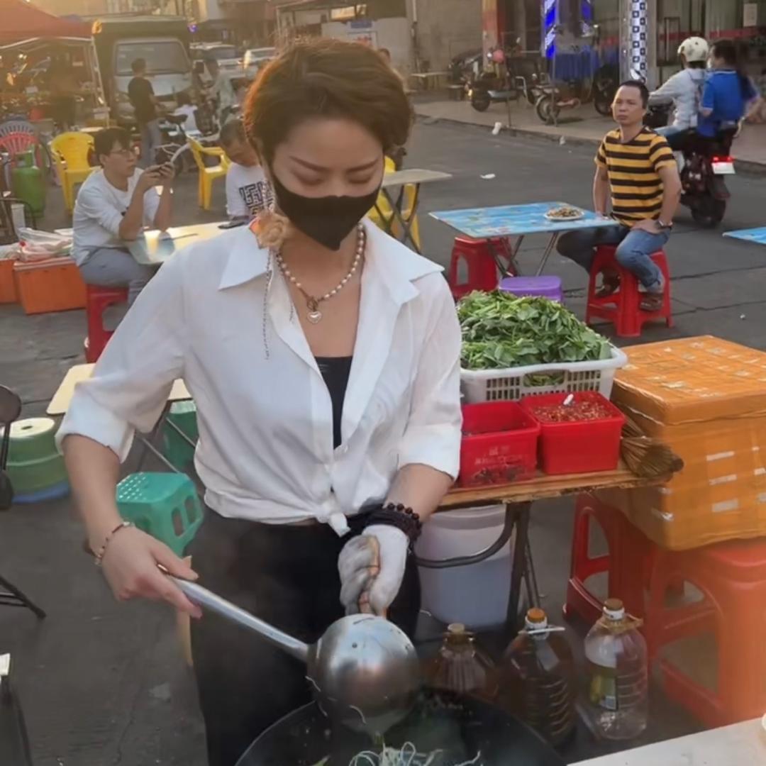 近日，武漢街頭一女子炒粉，無懼高溫酷暑，動作干練，打扮優雅得體，眼神犀利，你們有吃過她炒的粉嗎？ | 炒粉姐 | Facebook