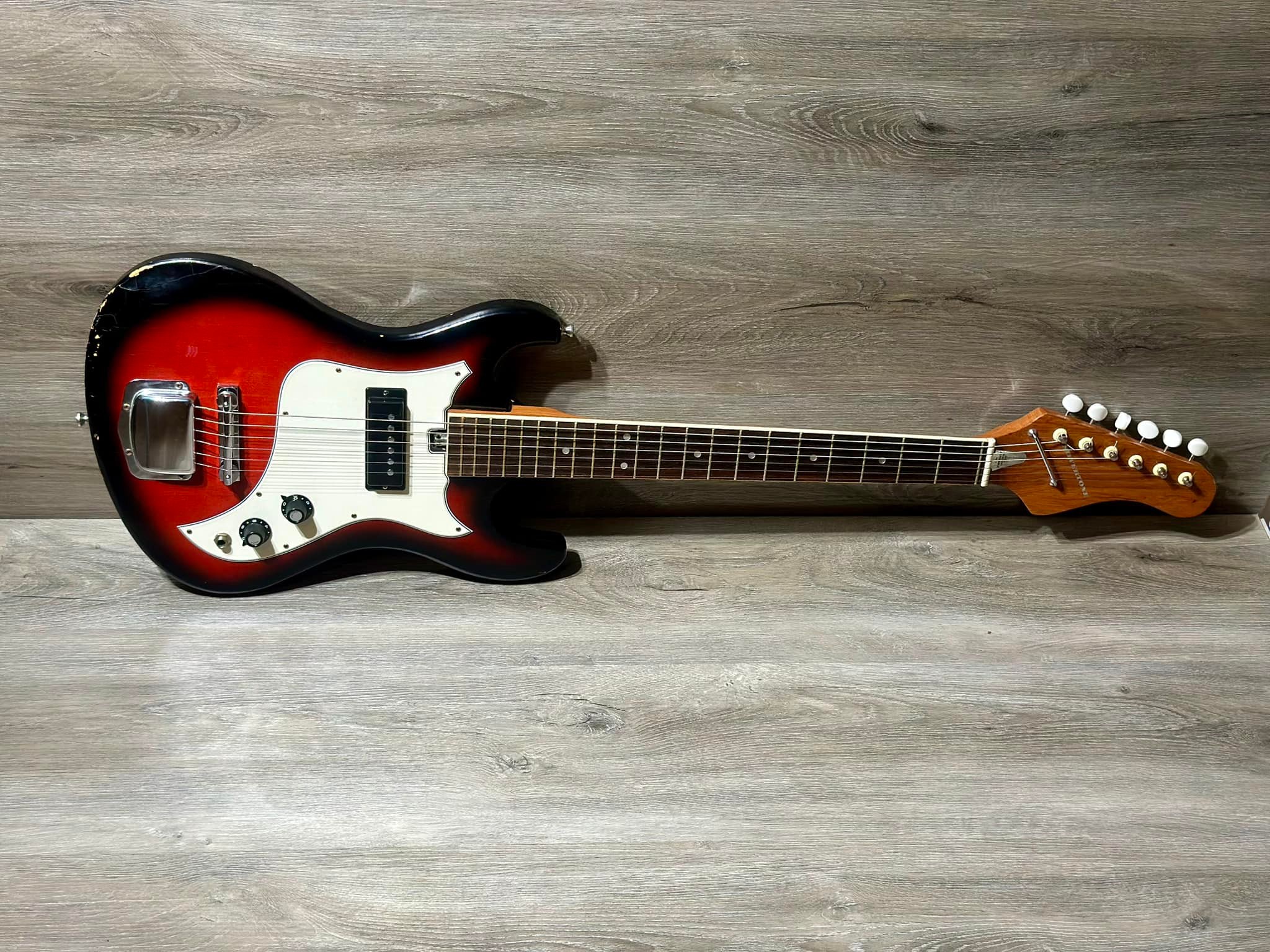 Is a 1968 Silvertone 1405 guitar a Teisco?