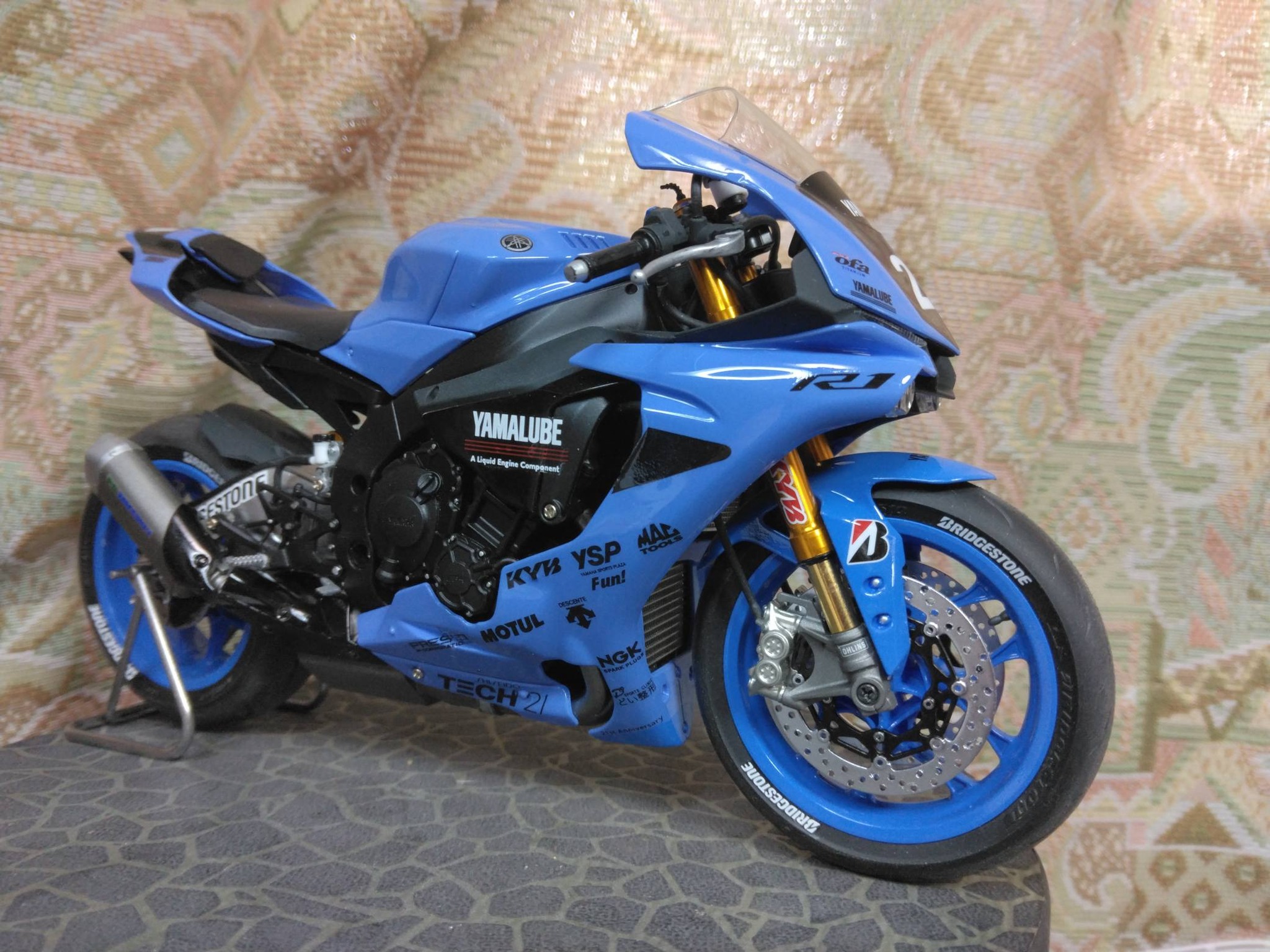 タミヤ1/12ヤマハYZF-R1Mを市販のデカールを使ってテック21仕様に