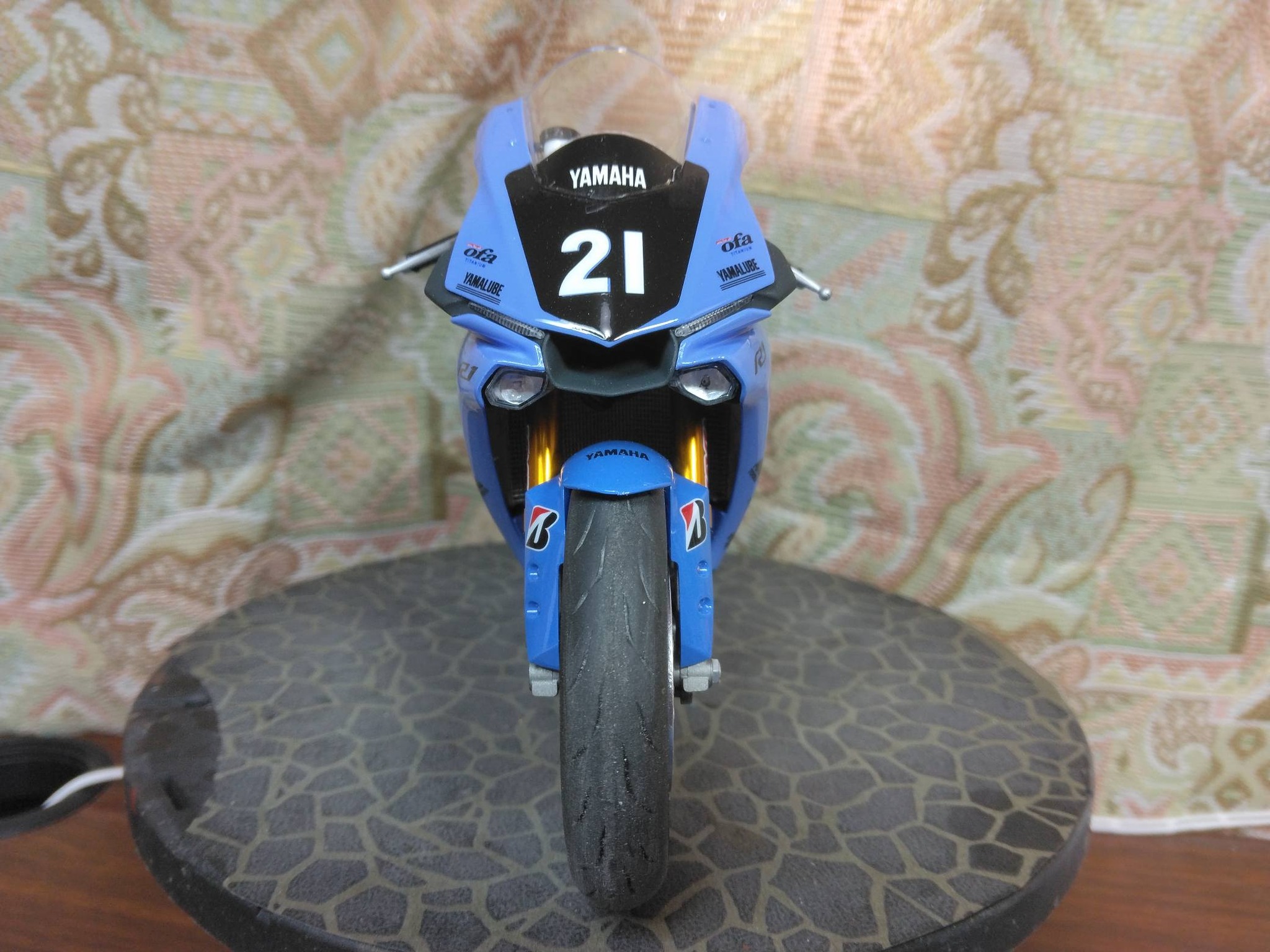 タミヤ1/12ヤマハYZF-R1Mを市販のデカールを使ってテック21仕様に