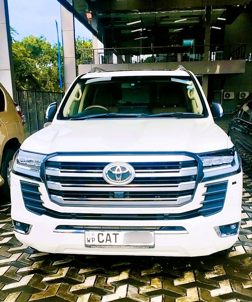 TOYOTA LAND CRUISER SAHARA ZX V8 LC200 7 SEATER FULLY LOADED