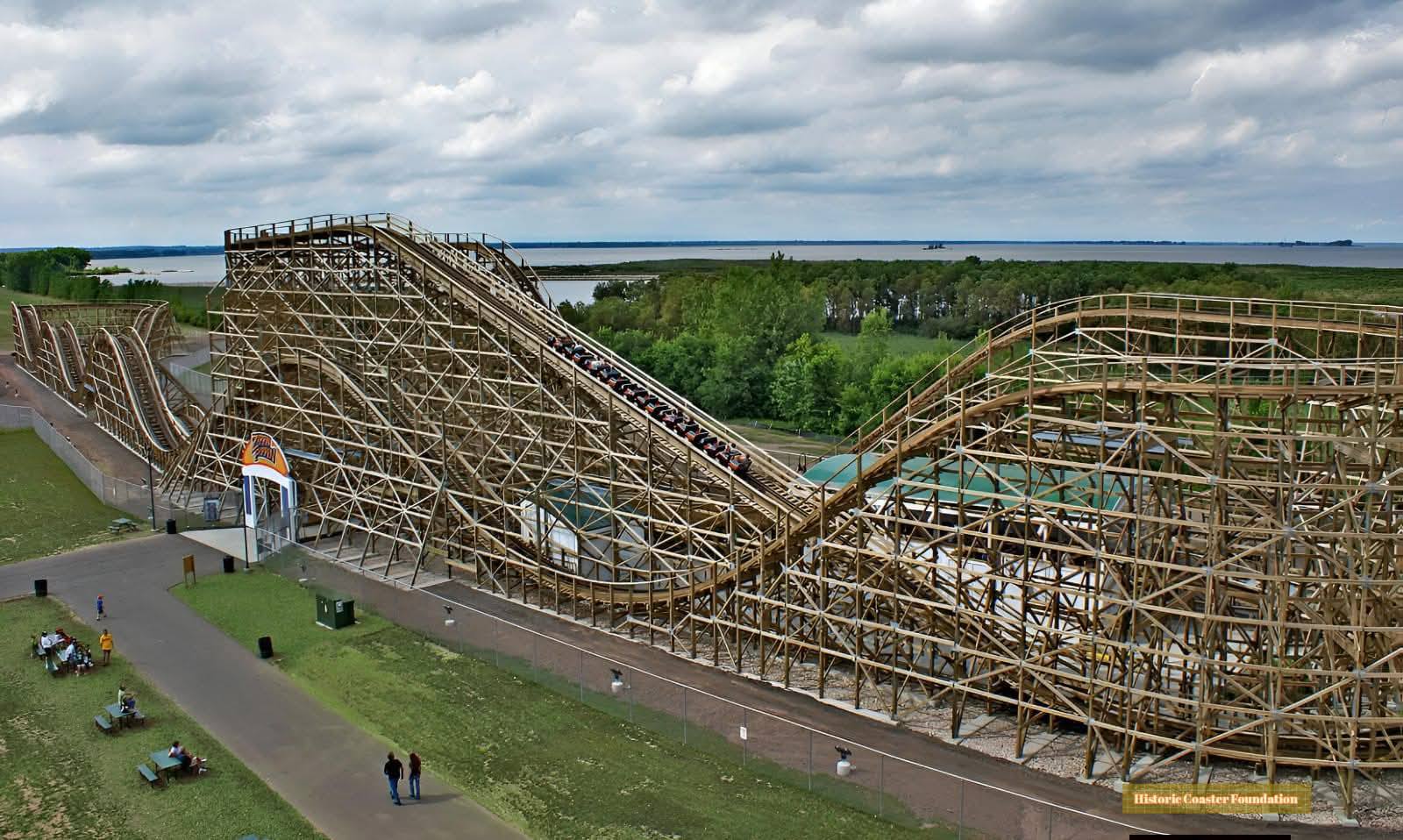 Pippin VictorianPark ビクトリアンパーク The Zippin Pippin wooden roller coaster history and facts | Green