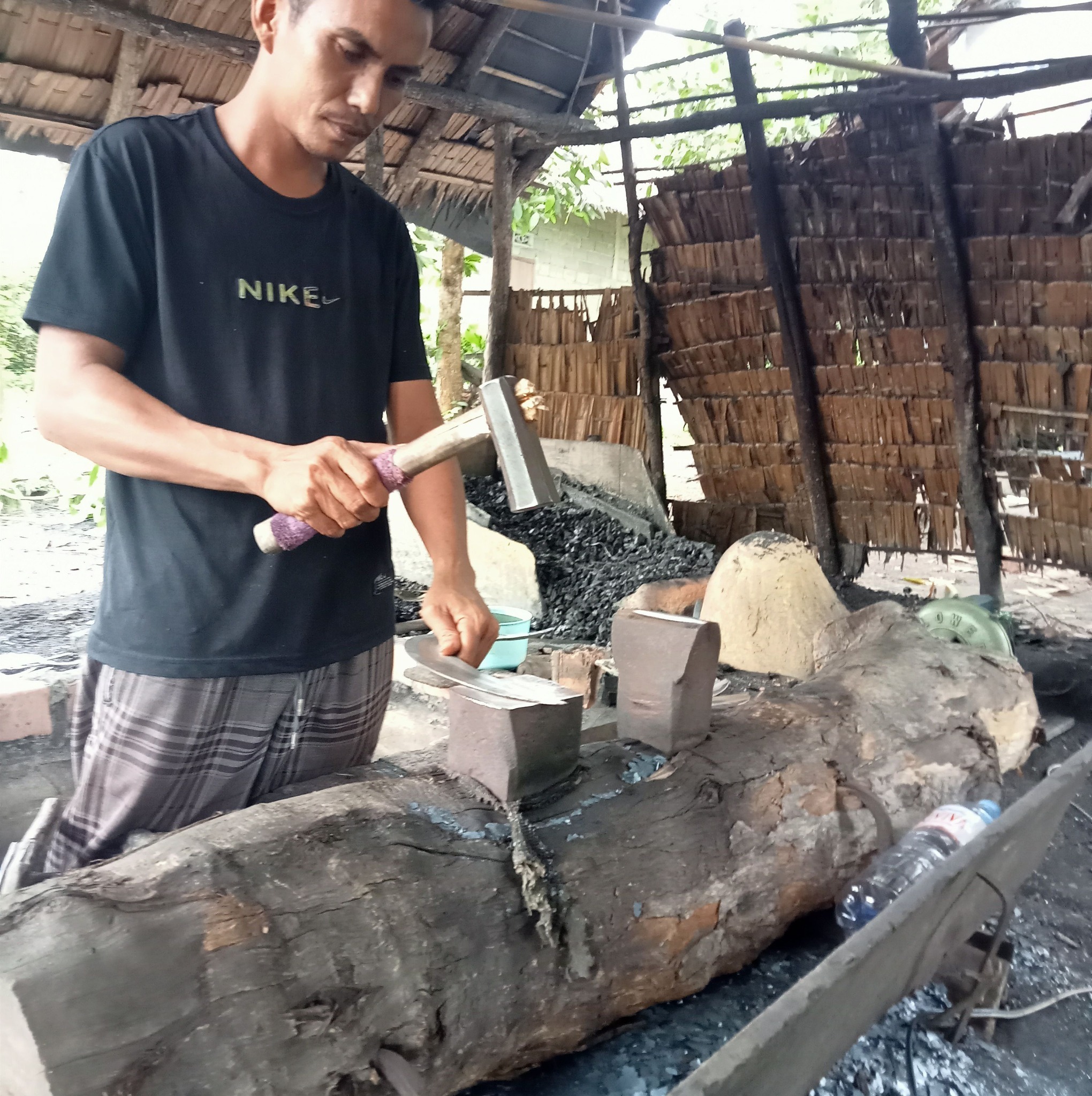 The technique of gilding tools for grazing #blacksmithing | EGA | Facebook