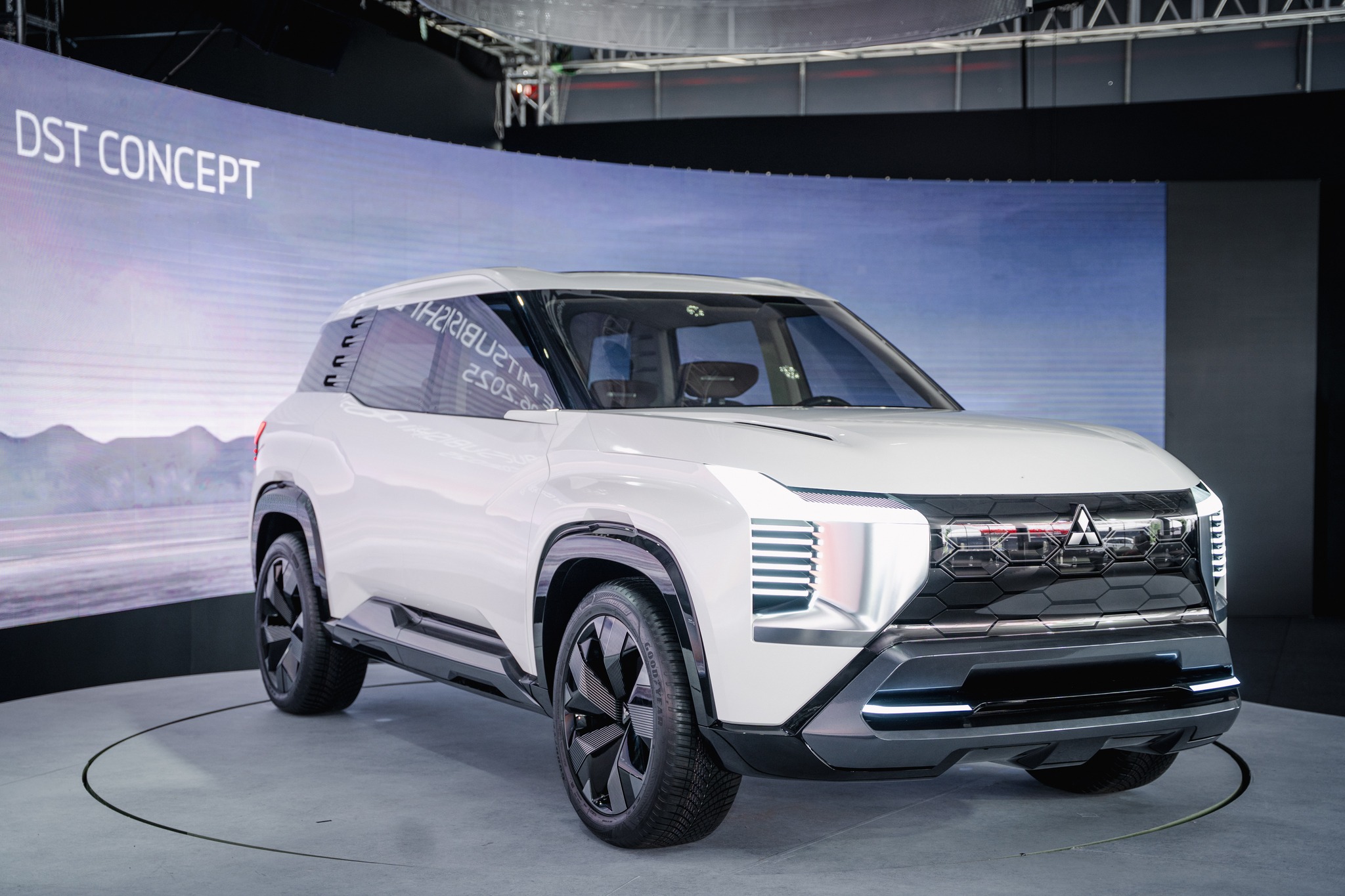 Việt Nam Mitsubishi Destinator | Mitsubishi Destinator lắp bộ chuyển ...