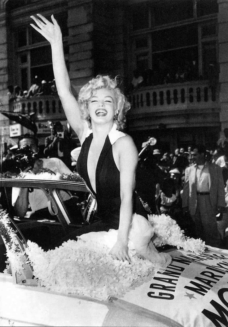 Marilyn Monroe photographed at the Miss America Parade, in 1952