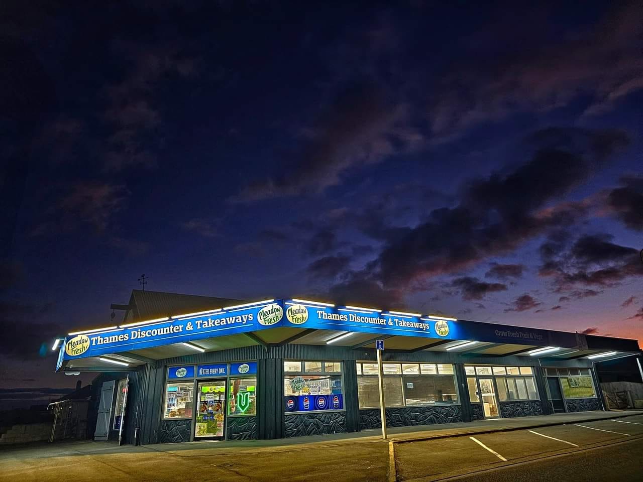 Thames highway discounter and takeaway
