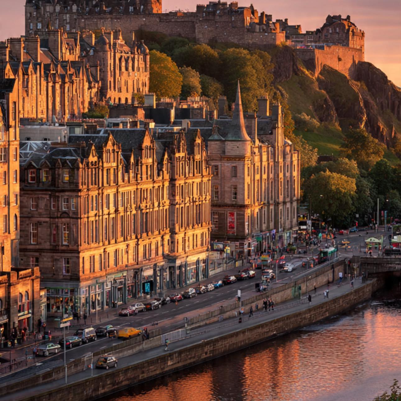 🌧️ “Rainy streets, historic beauty, and a peaceful Scottish mood ...