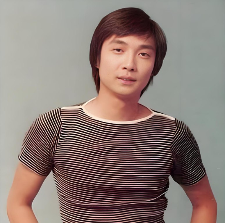光陰的故事 - 那年劉松仁43歲，他想娶一個小20歲的泰國姑娘，朋友急忙勸他：“你要小心，她可能是人妖！”可劉媽媽卻爽... | Facebook