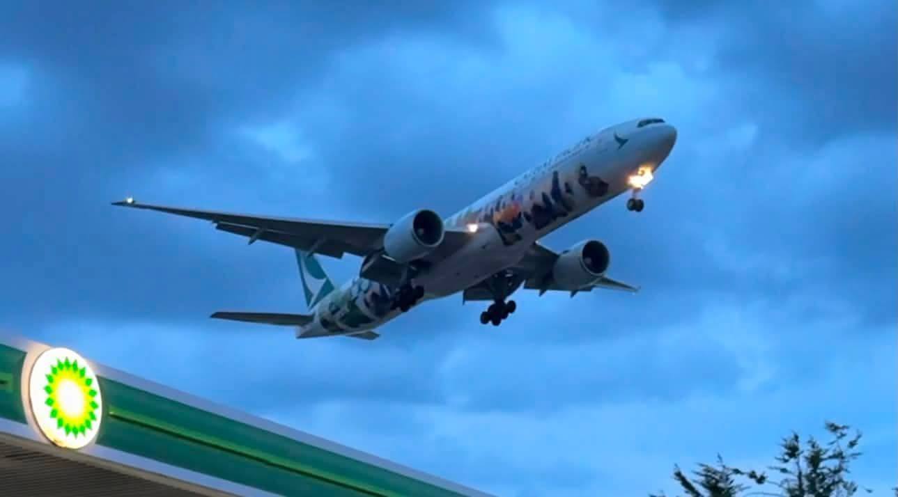 Cathay Pacific Boeing 777-300ER in old livery! Cathay Pacific