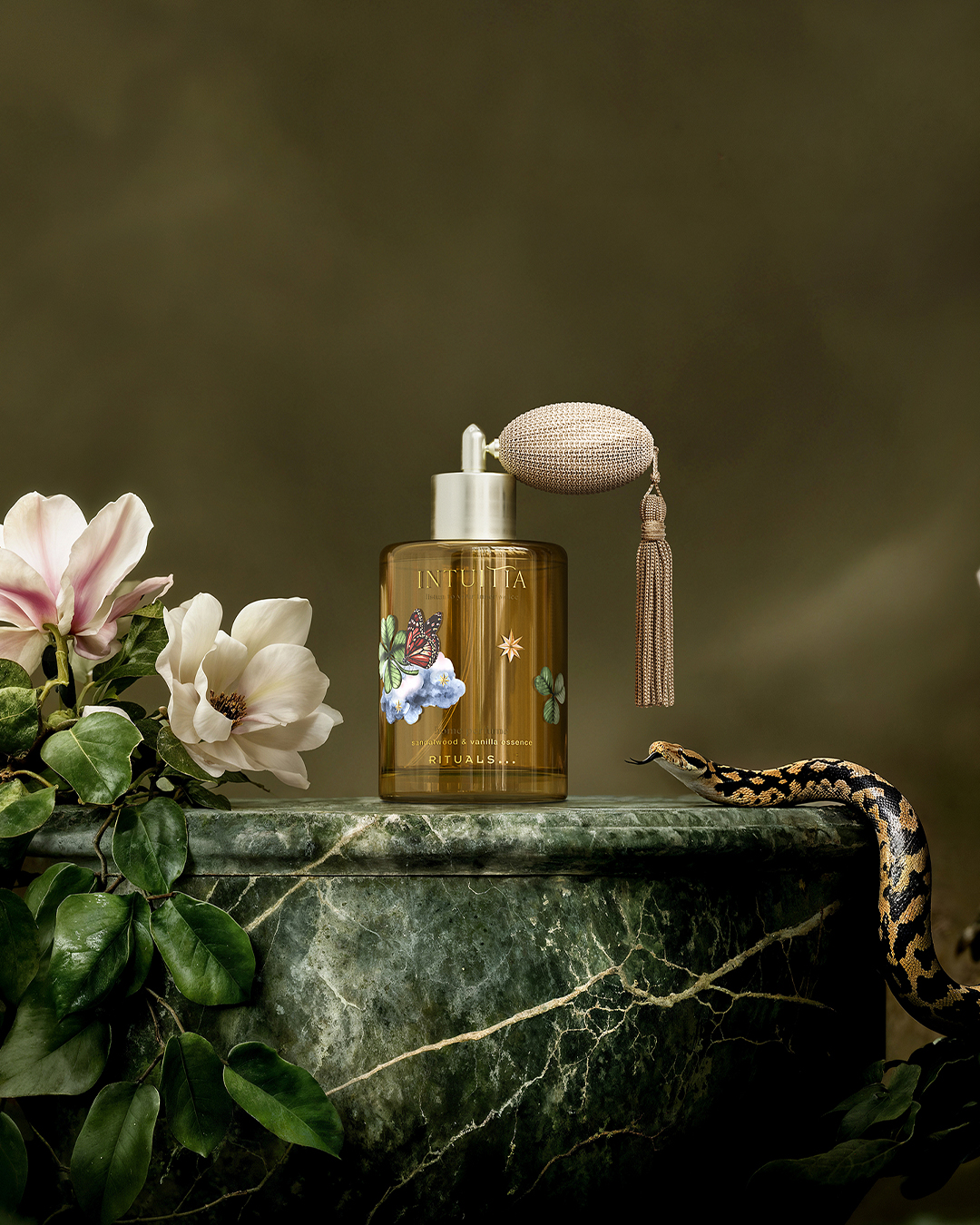 😍 Mehr als nur ein Duft fürs Zuhause 😍 Hast du schon unseren Raumduft aus der Limited Edition Intuitia ausprobiert? Ein Sprühstoß genügt, und dein Zuhause wird von einem warmen Duft aus