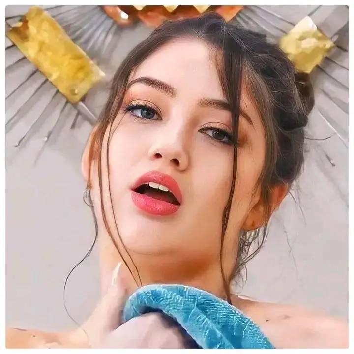 Alyx Star on Reels | Facebook
