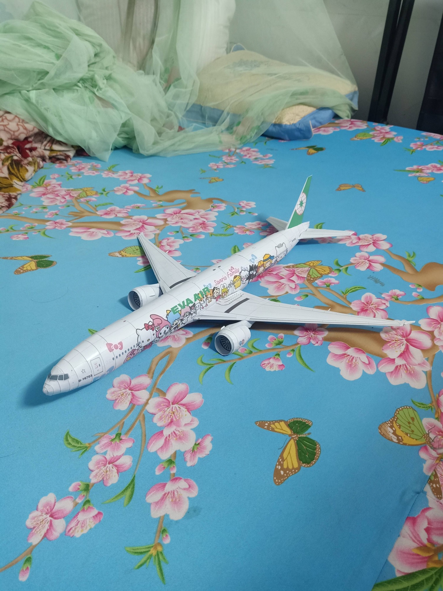 777-300ER Eva Air ( Hello Kitty Livery ) B-16703