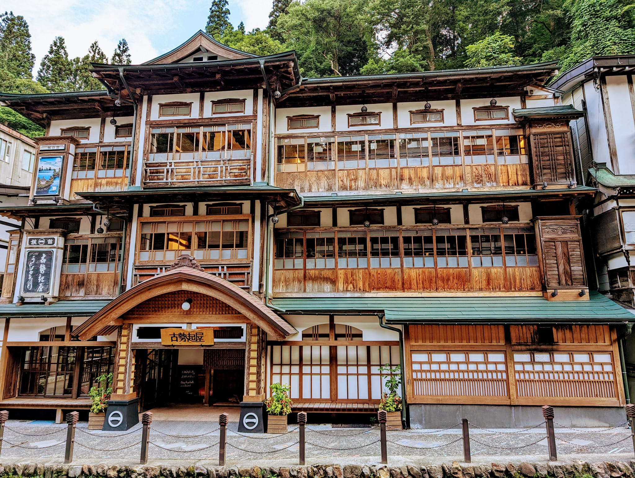 大正ロマン漂う銀山温泉の旅館等の建物。(山形県尾花沢市) 銀山は