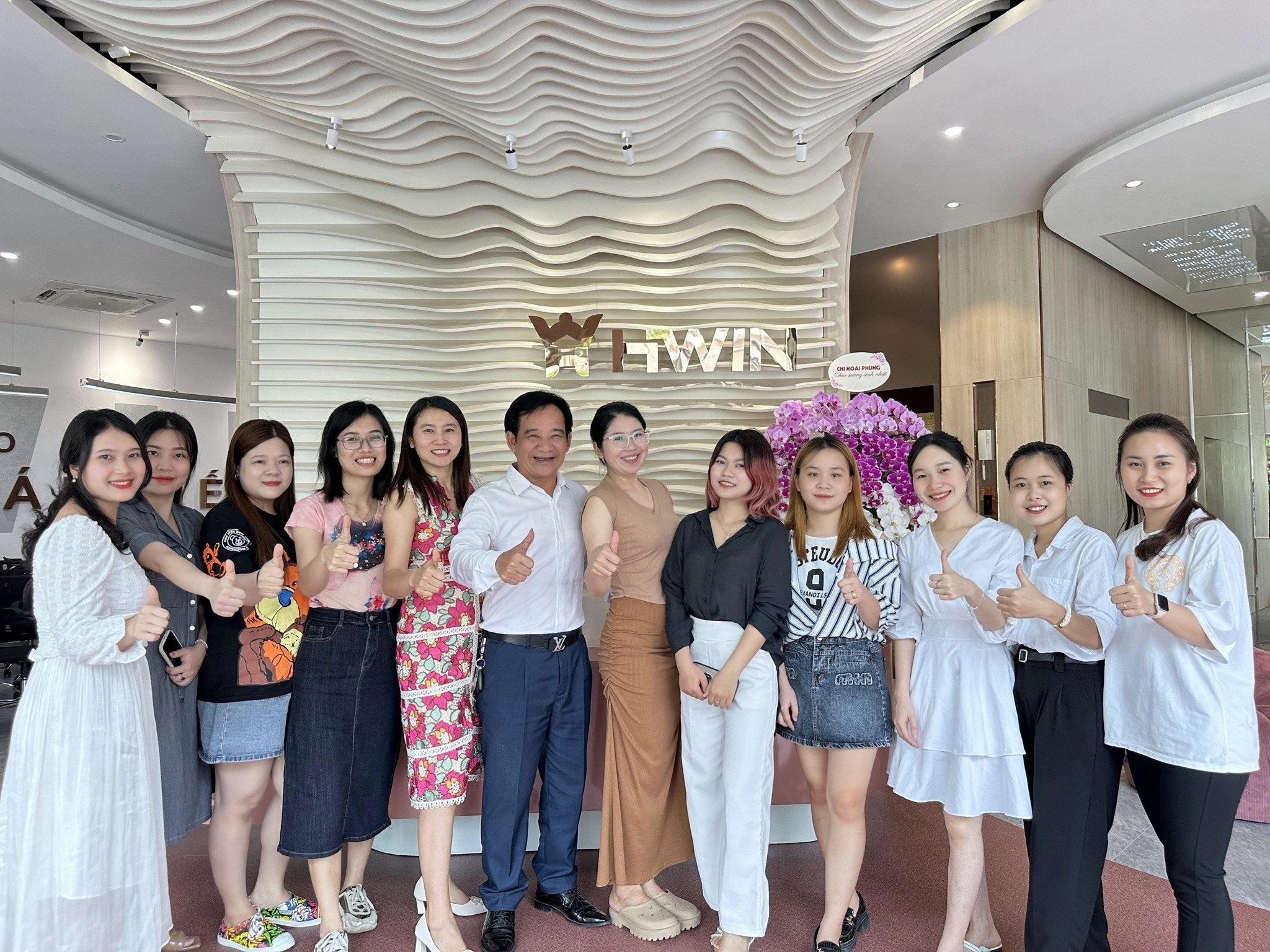Hwin Tuyển Dụng - 𝐓𝐮𝐚̂̀𝐧 𝐦𝐨̛́𝐢 𝐜𝐮̀𝐧𝐠 𝐀𝐝𝐦𝐢𝐧 đ𝐢𝐞̂̉𝐦 𝐥𝐚̣𝐢... | Facebook