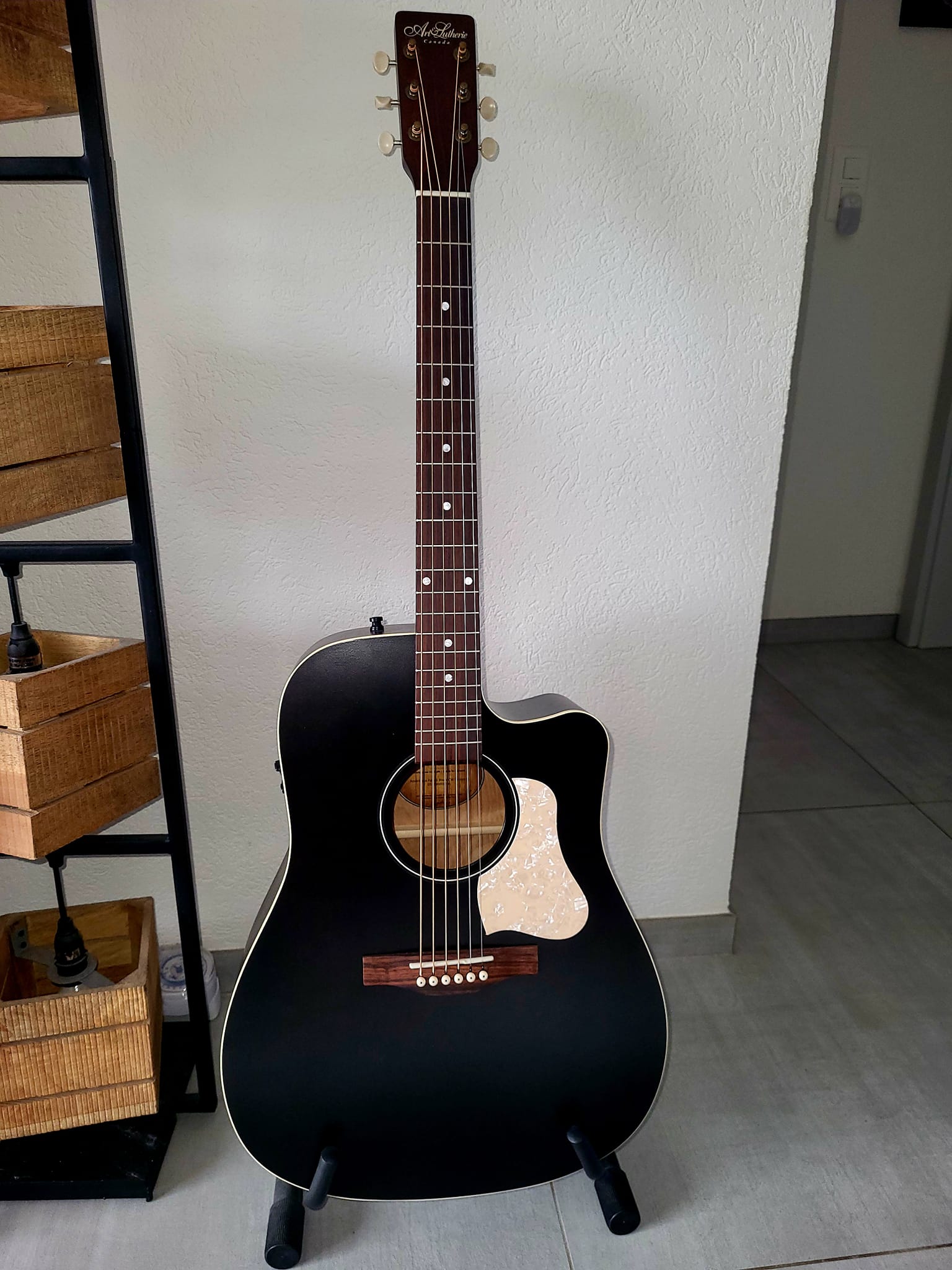 New Art & Lutherie Americana faded black guitar