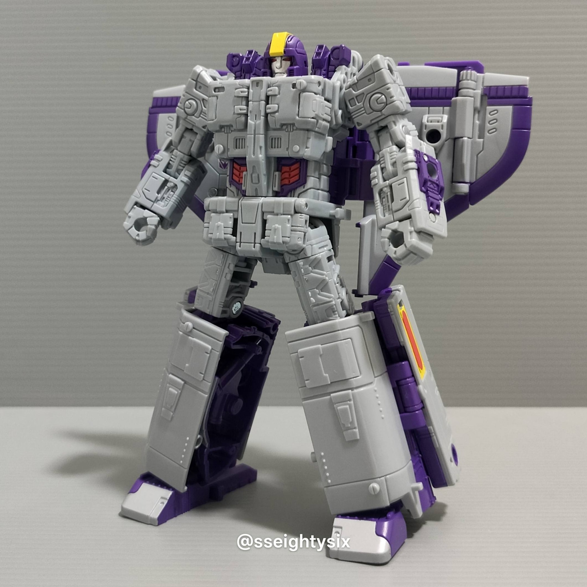 Takara Tomy Transformers Dramatic Capture Series Astrotrain action