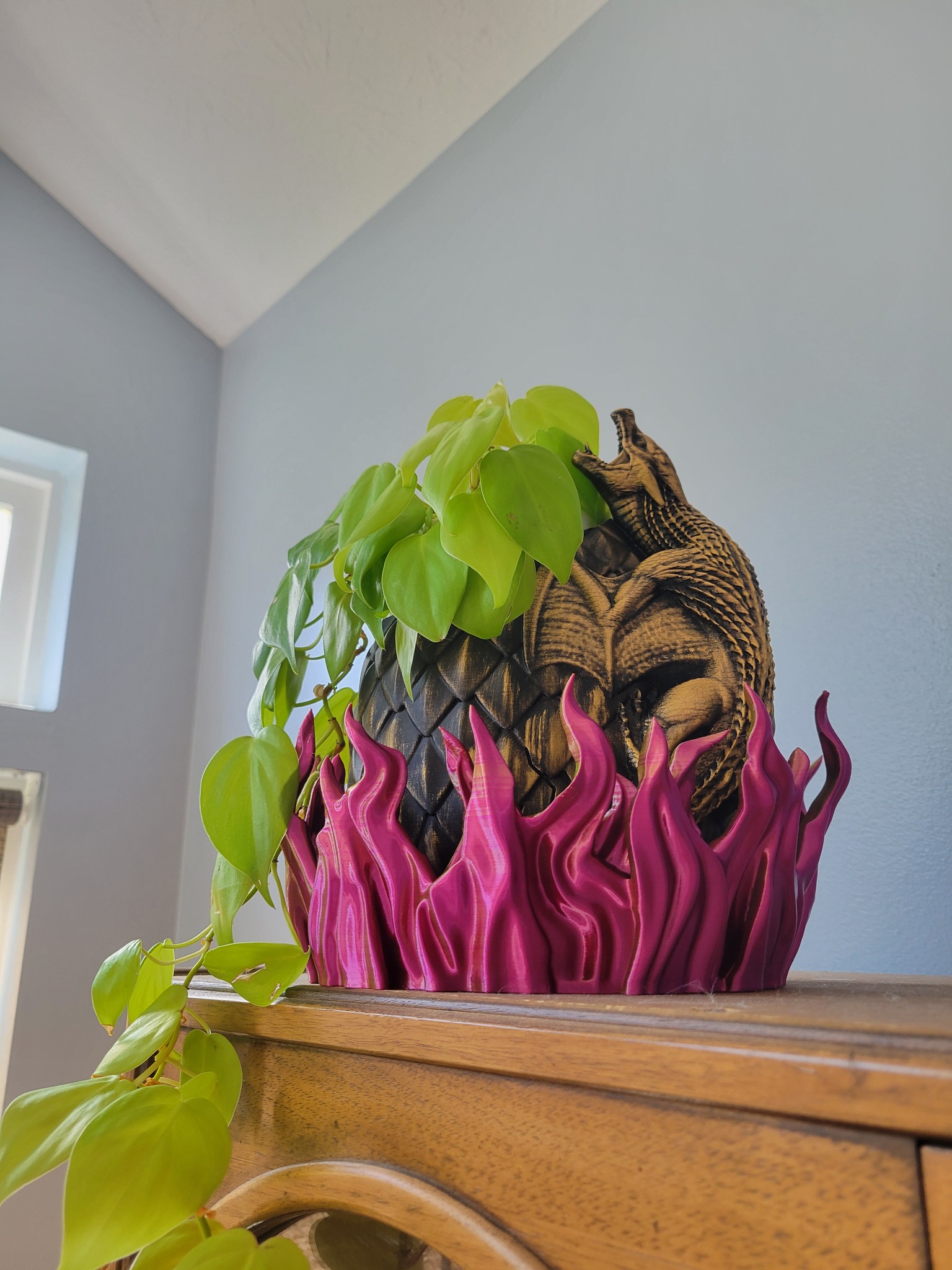 Dragon egg planter with dual color flame base