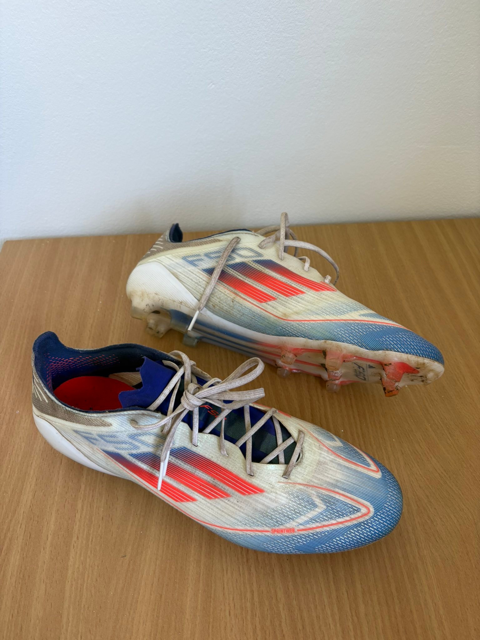 Adidas F50💥💥 Pointure :42👣 Etat:10/10 friperie 💯💯 Contact