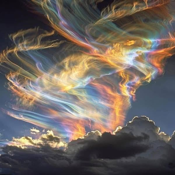 Fire rainbows spotted over Hawaii's sky