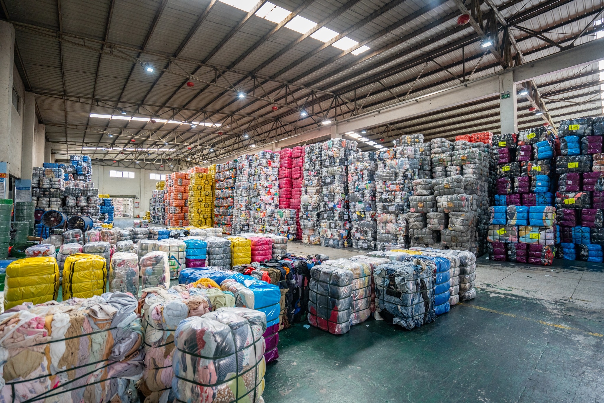 Are you still looking for cheap used clothes? Please contact me. Direct ...