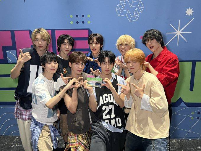 CONGRATS, AHOF! 👏 Exactly one week after debuting with their EP