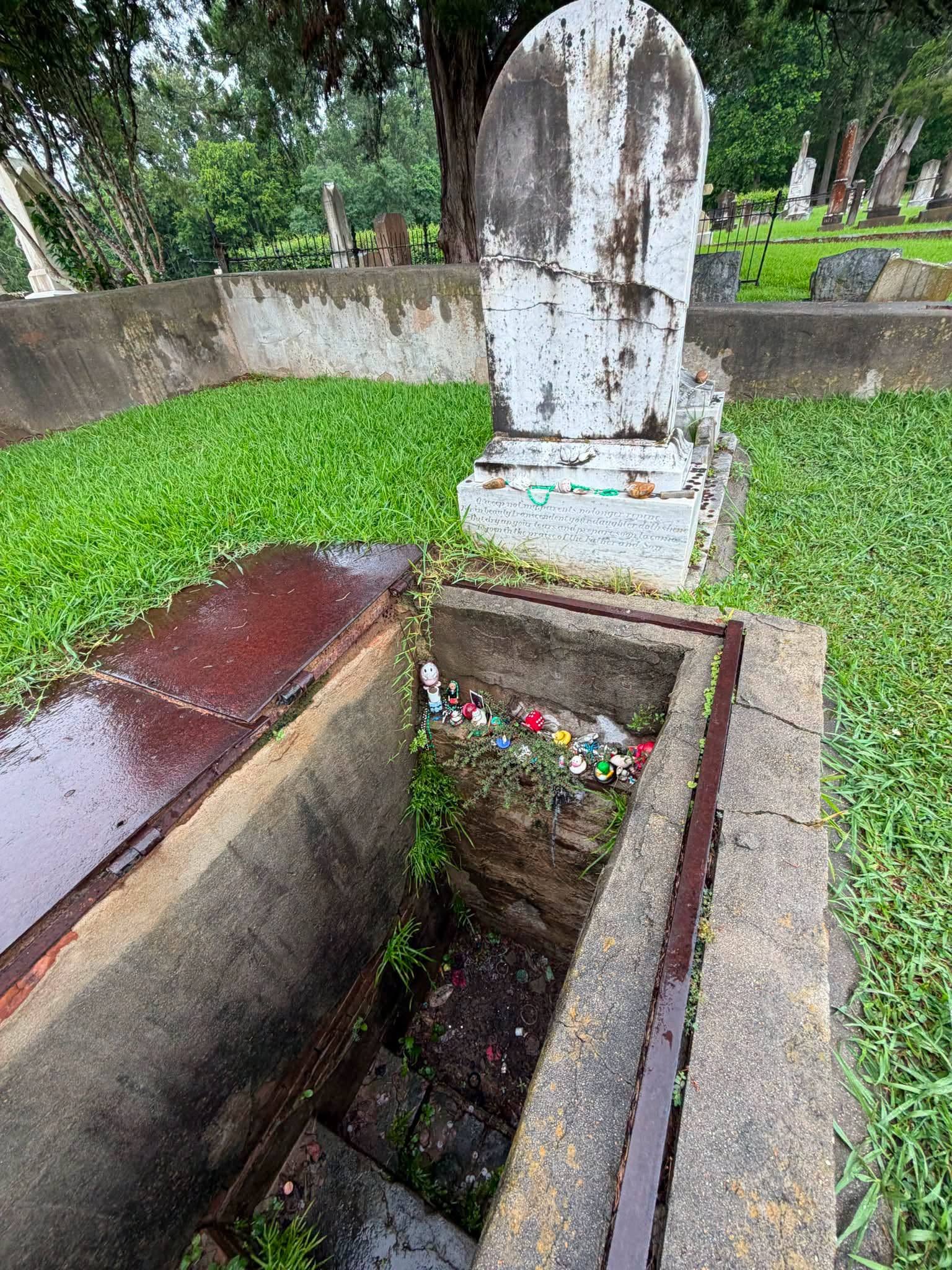 Florence grave in Natchez, Mississippi