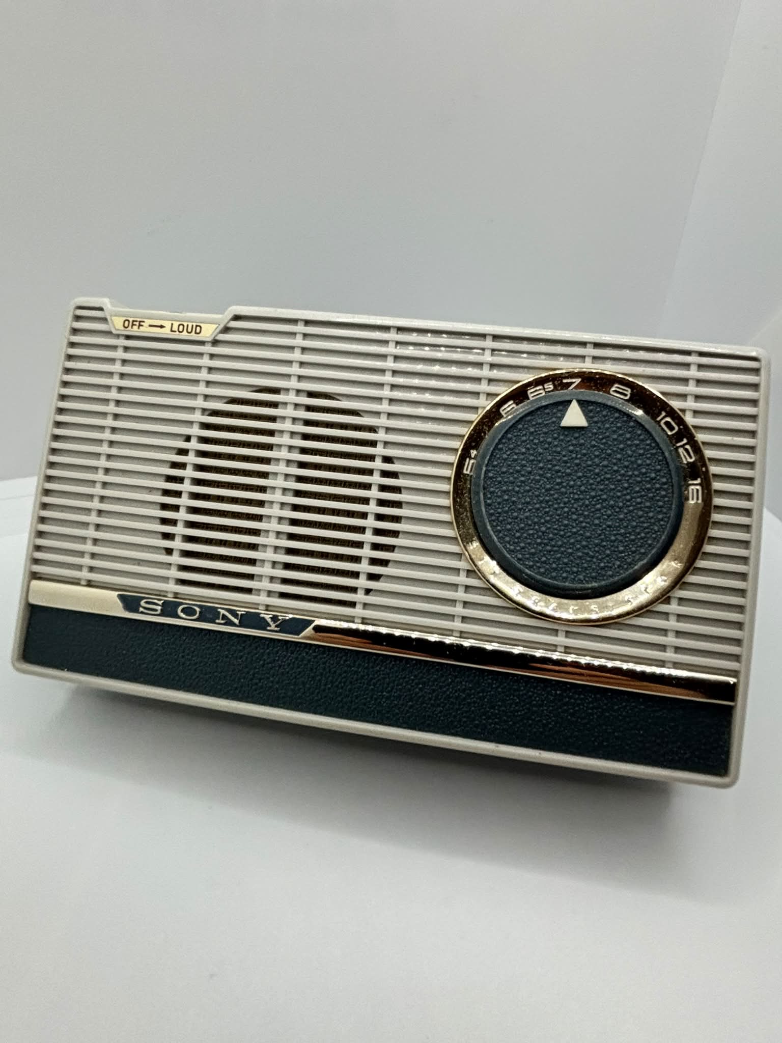 TR 86 Sony Corporation,Tokio.Year 1959.8 transistor,Japan..