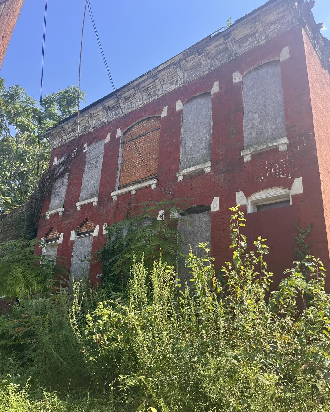 This Gem is located in North St Louis, and I love the front porch