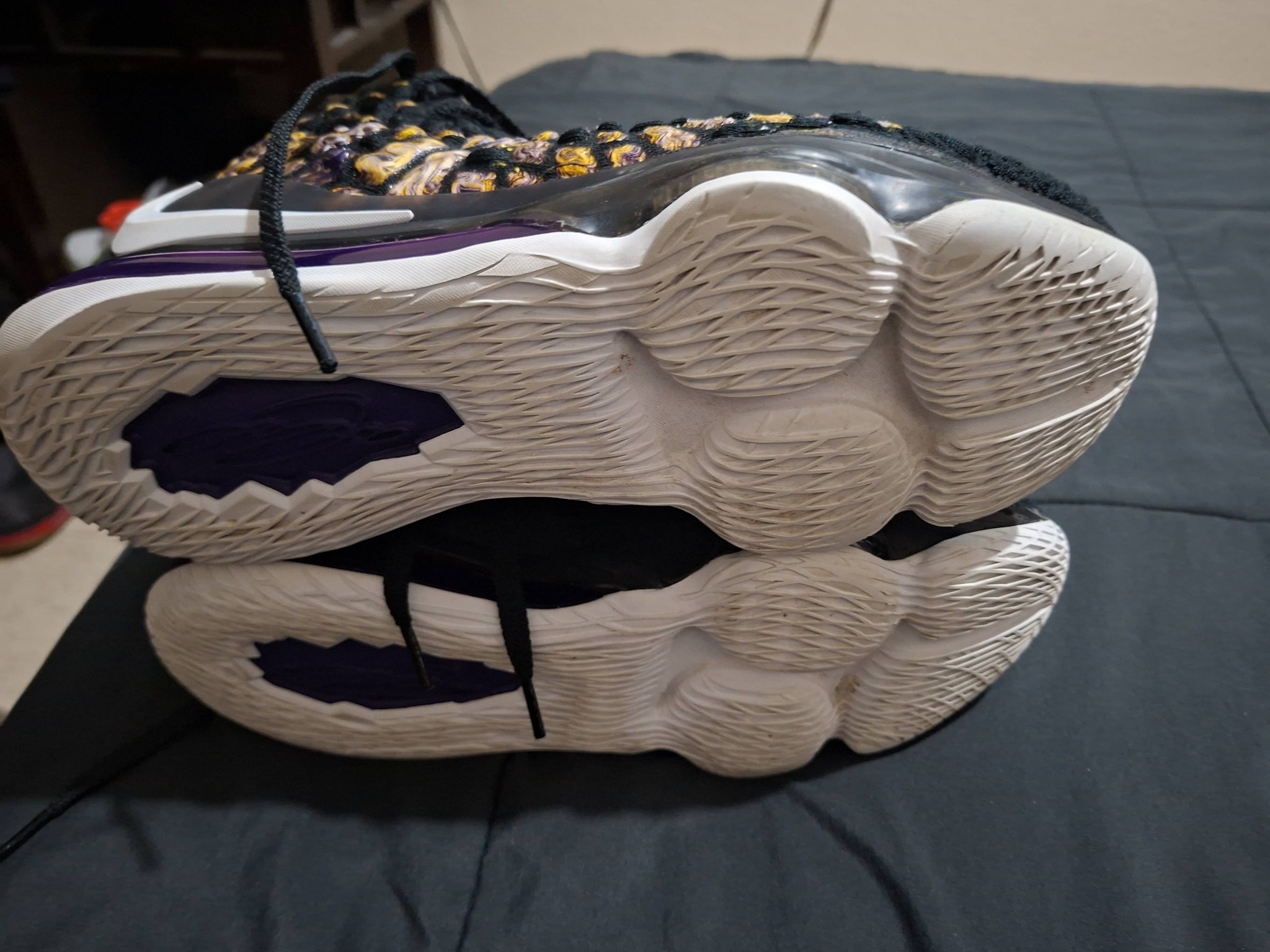 NIKE VOMERO PLUS　27.5cm Venta 🤩 Lebron 17 Lakers away 9.5us 27.5cm $1300🏀🤩